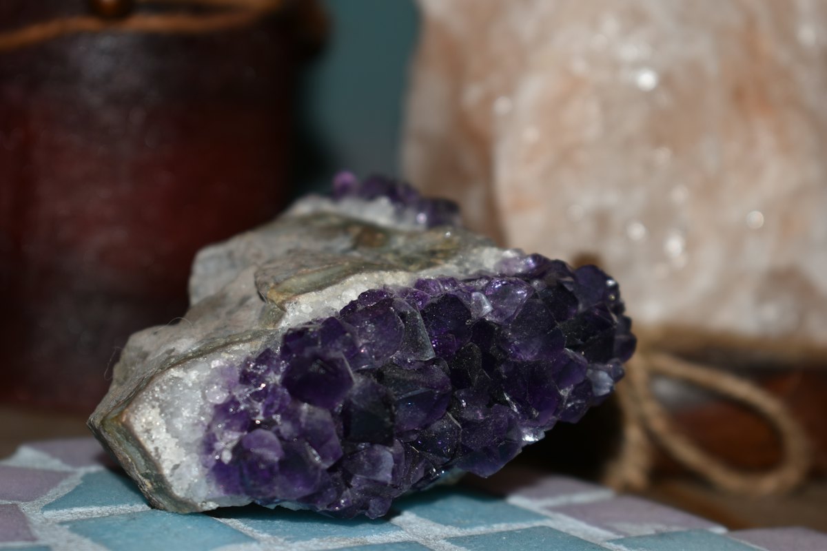 Cristais e velas para sessão de Reiki