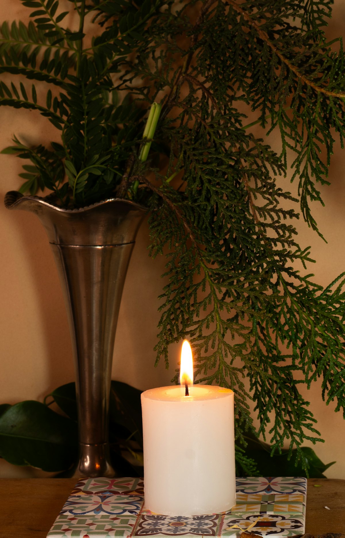 Vela acesa em ambiente acolhedor